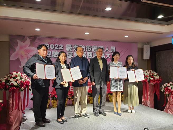 脑血管防治基金会董事长高明见（左三）颁发感谢状给辛苦的医护人员。（陈人齐摄）