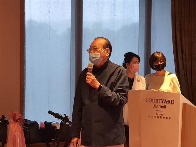 脑血管防治基金会董事长高明见连3年举办优秀护理人员表扬感恩餐会。（陈人齐摄）