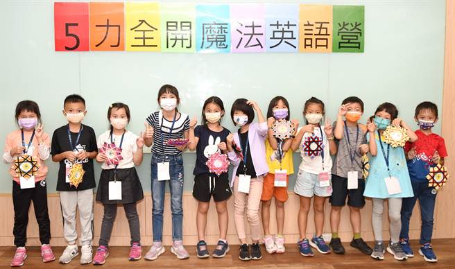 迈入第五届的静宜大学「五力全开国小魔法英语营」，依然受到国小学生青睐，40个名额立即额满。（静宜大学提供）