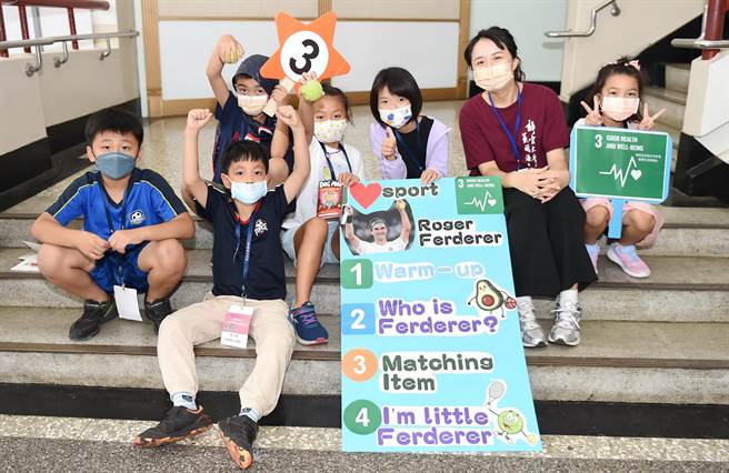 课程结合网坛传奇人物「费爸」费德勒退役，及英镑即将改版的新闻时事，课程中分享费德勒的励志故事，并实际挥拍击球学习英语。（静宜大学提供）