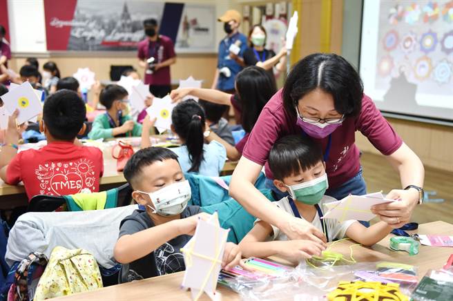 静宜校方安排小学生在校园的生活馆体验英文购物乐趣。（静宜大学提供）