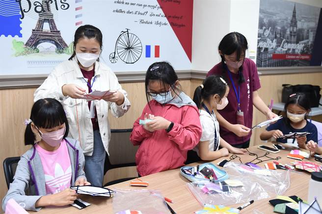 营队也搭配西洋万圣节庆，教导孩童利用毛线制作星之花编织创意作品，感受美丽万圣节气氛，留下难忘回忆！（静宜大学提供）