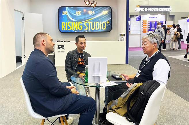 风度影业总经理郑博元（中）于釜山市场展会谈前CJ顾问金亨骏（右）。（风度影业提供）