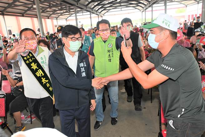 高雄市长陈其迈（左二）16日在路竹区大进场时与民眾互动，左为民进党市议员候选人黄明太。（林瑞益摄）