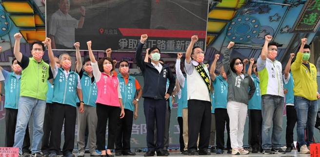 高雄市长陈其迈（左四）16日为民进党市议员候选人黄明太（右四）辅选。（林瑞益摄）