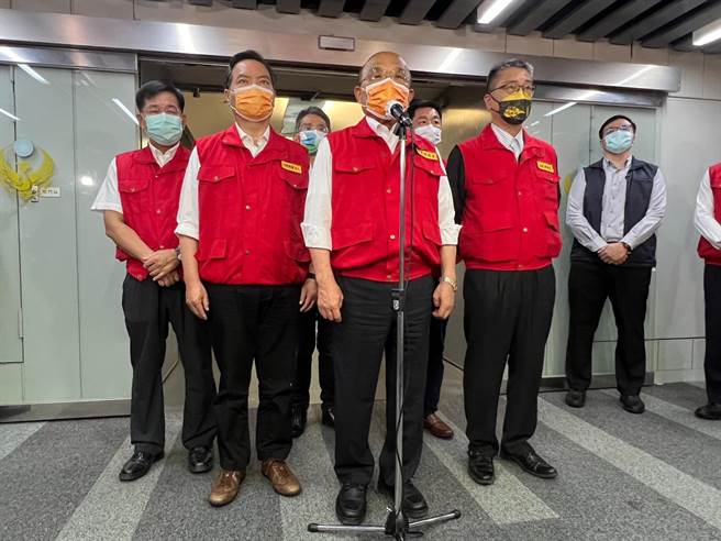 苏贞昌视察中央灾害应变中心。（王扬杰摄）