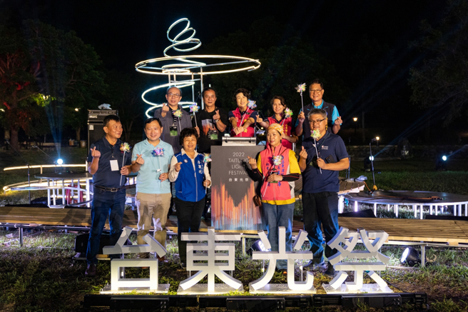 台东县长饶庆铃（后排中）欢迎大家来知本参加「台东光祭」。（图 / 翻摄自饶庆铃脸书）