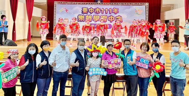 300名高年级生动滋动滋，中市首场乐龄学习中心成果展秀才艺。（台中市政府提供）