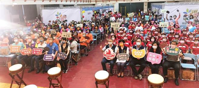 教育局举行第1场台中市乐龄学习中心成果展，包含丰原区、神冈区、石冈区、东势区、和平区、后里区、新社区等7个行政区的乐龄中心共同参与。（台中市政府提供）