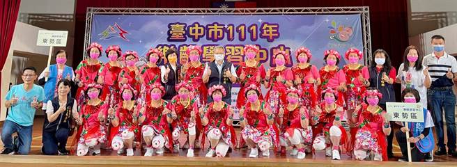 东势区乐龄学习中心展示表演成果，赢得各界的高度肯定。（台中市政府提供）