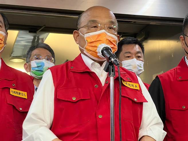 蘇貞昌視察中央災害應變中心。（王揚傑攝）