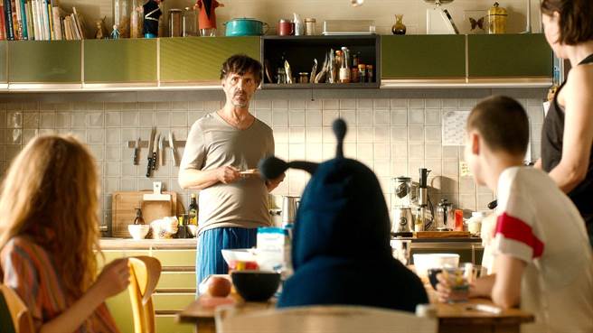 赫斯特在新片《趴兔青春期》好奇将钢珠塞入「菊花」，遭子女质疑他怪怪的。（海鹏提供）