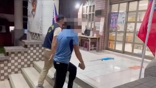 牛墟市集砂锅鱼头黄家的儿子遭警方带到警局调查。（读者提供／程炳璋台南传真）