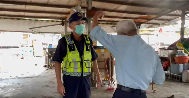 鱔鱼意麵陈姓老板向警方陈述摊贩互相打架经过。（读者提供／程炳璋台南传真）