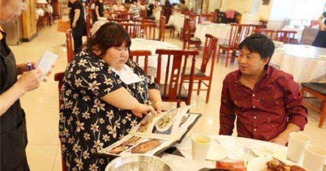 大陆安徽一名「校花」陈皖枝与老公结婚后就被捧在手心上宠爱，不停喂食。(翻摄自网易新闻)