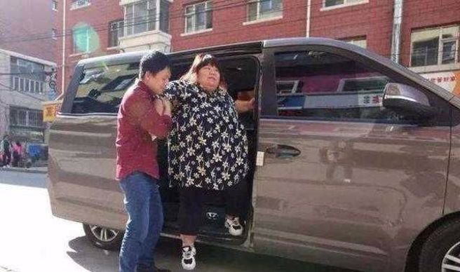 陈皖枝从100多斤（50公斤）胖到332斤（166公斤），生活开始出现问题。(翻摄自网易新闻)