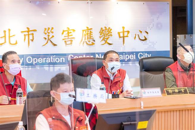 侯友宜今13時多前往新北市災害應變中心視察。（新北市新聞局提供）