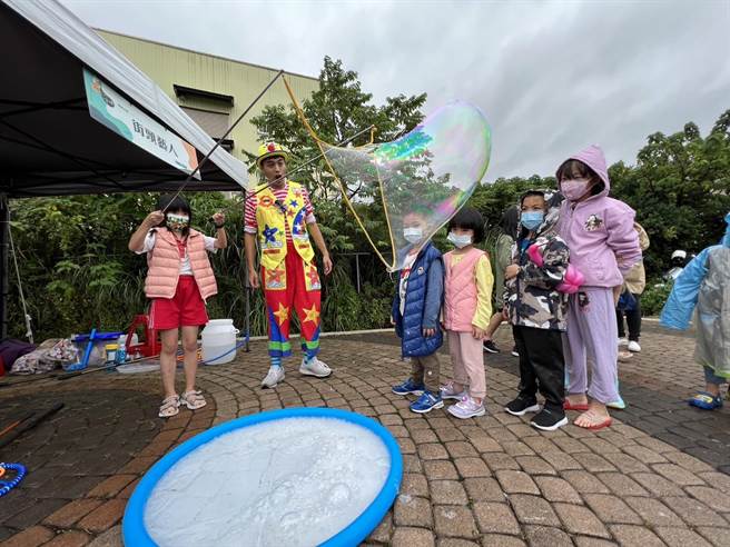 桃园市观光旅游局一连2天周末举办「MEET桃CHILL嘿埤」活动，带领民眾认识「千塘之乡」，虽然遇到大雨，仍吸引数百名大小朋友参加。（蔡依珍摄）