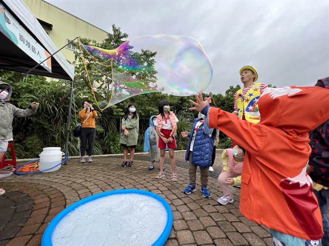 桃园市观光旅游局一连2天周末举办「MEET桃CHILL嘿埤」活动，带领民眾认识「千塘之乡」，虽然遇到大雨，仍吸引数百名大小朋友参加。（蔡依珍摄）