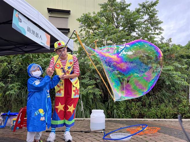 桃园市观光旅游局一连2天周末举办「MEET桃CHILL嘿埤」活动，带领民眾认识「千塘之乡」，虽然遇到大雨，仍吸引数百名大小朋友参加。（蔡依珍摄）