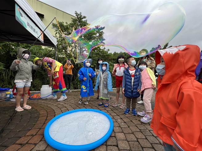 桃园市观光旅游局一连2天周末举办「MEET桃CHILL嘿埤」活动，带领民眾认识「千塘之乡」，虽然遇到大雨，仍吸引数百名大小朋友参加。（蔡依珍摄）