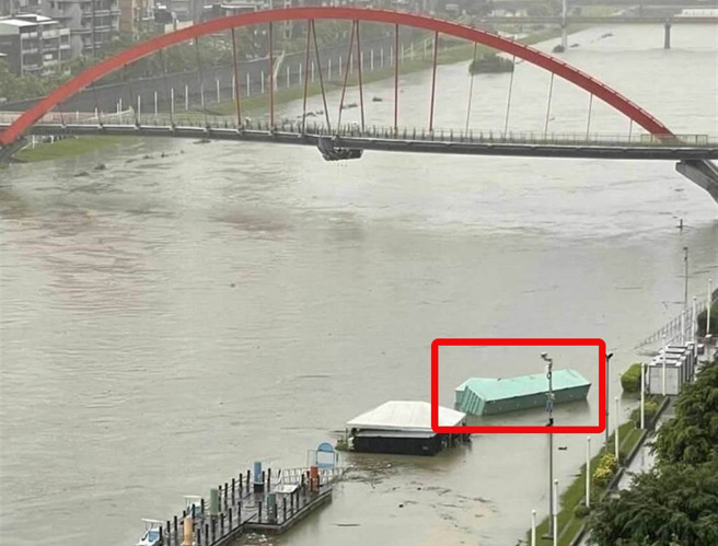 民进党台北市议员许淑华也在脸书提醒民眾，目前基隆河水位持续上升，还是看得到有人在堤外群聚，但河水高涨，堤外货柜屋都已漂在河上。（摘自许淑华脸书）