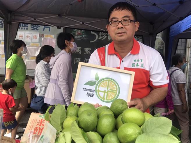 屏东九如农会透过创立品牌「九如柠檬」、首创常温保存原汁技术等方式，让今年产地均价飙升至30块，足足高出往年6倍。（谢佳潾摄）