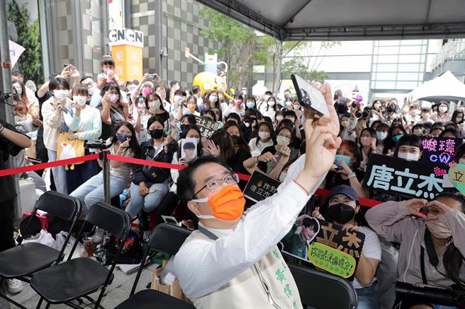 「2022台南购物节-购潮趴」16日下午在新光三越台南新天地西门广场登场，市长黄伟哲与现场民眾大玩自拍互动。（市府提供／洪荣志台南传真）