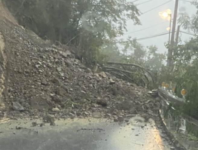 尼莎颱风为桃园市復兴山区带来豪雨，后山三里17日停止上课、照常上班。(图为桃园復兴区下巴陵往爷亨方向道路坍方。翻摄照片／吕筱蝉桃园传真)