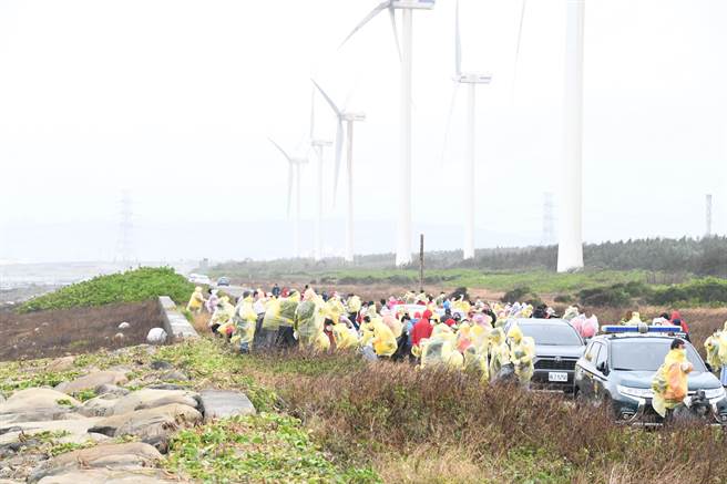 彰化县政府16日在「招潮蟹及水鸟故乡」的伸港溼地举办净滩和海洋环境教育宣导，志工冒着风雨，捡拾800公斤垃圾。（吴敏菁摄）