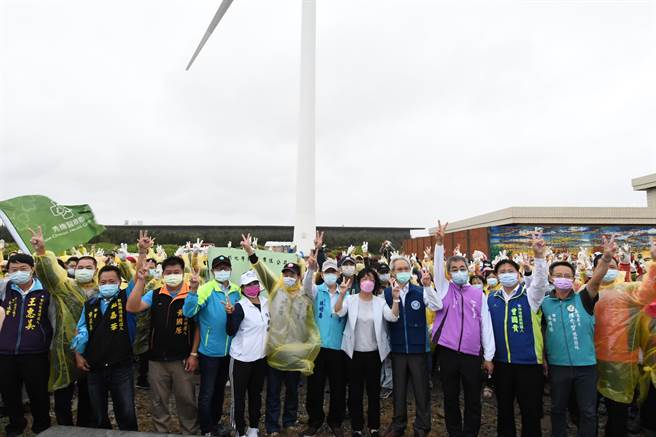 彰化县政府16日在「招潮蟹及水鸟故乡」的伸港溼地举办净滩和海洋环境教育宣导，志工冒着风雨，捡拾800公斤垃圾。（吴敏菁摄）