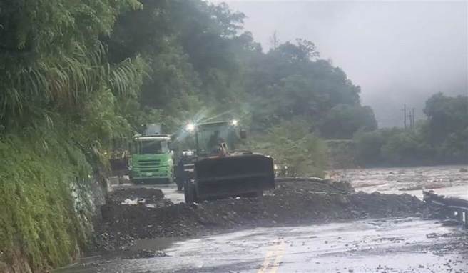 因宜兰县大同乡部分山区15日至16日连夜受超大豪雨影响，导致台7线道路多处坍方，遂17日自行决定停班停课的有大同乡4所学校。（吴佩蓉摄）