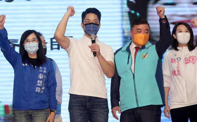 国民党台北市长参选人蒋万安16日出席台北市客家自强会员大会，向客家乡亲问候，寻求民眾的支持。（郑任南摄）