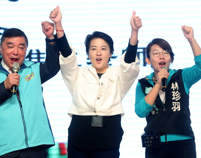 台北市长参选人黄珊珊16日出席台北市客家自强会员大会，摘下口罩拉近彼此的距离问候现场的民眾，争取支持。（郑任南摄）