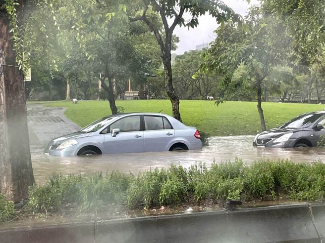 台北市议员候选人李彦秀也在脸书呼吁，研究院路已出现部分积水，他的服务处地下室也已积水。（摘自李彦秀脸书粉丝专页）