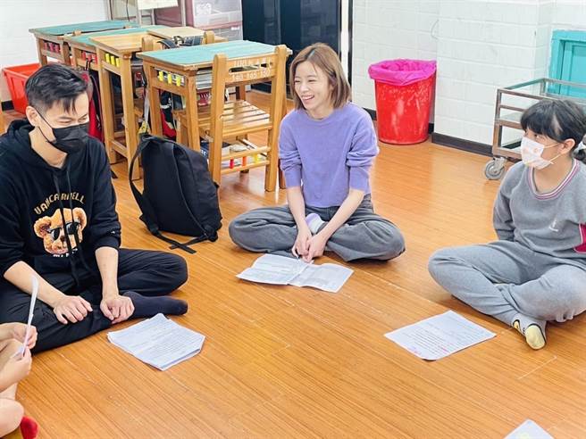 王瞳（中）、陳彥廷（左）帶領小朋友體驗戲劇表演。（民視提供）