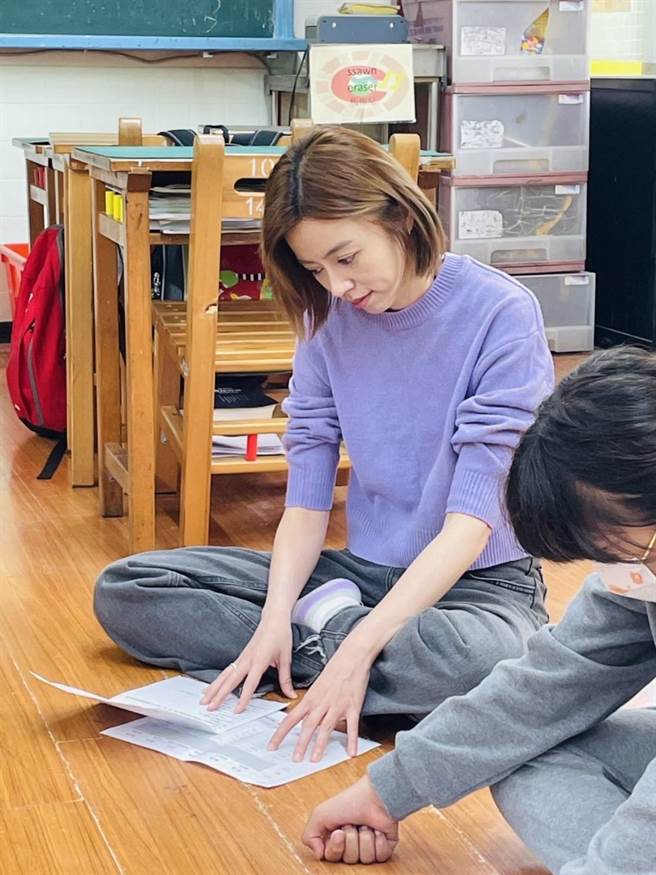 王瞳帶領小朋友體驗戲劇表演。（民視提供）