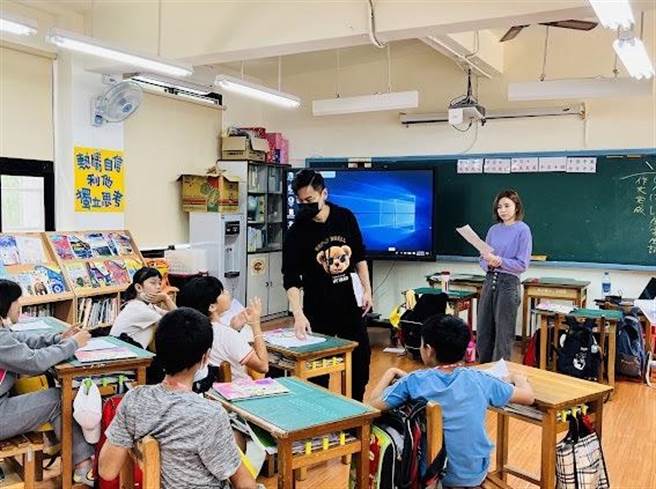 王瞳、陳彥廷帶領小朋友體驗戲劇表演。（民視提供）