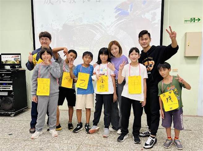 王瞳、陳彥廷帶領小朋友體驗戲劇表演。（民視提供）