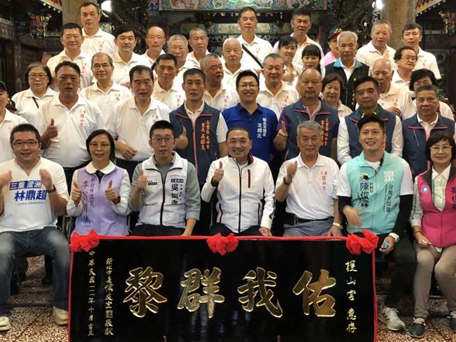 三重护山宫今(16)日迈入建庙50周年，新北市长侯友宜特别前往向参拜，祈佑市民安居乐业、合境平安，并致赠「佑我群黎」匾额，感谢护山宫长年投入慈善公益。(新北市民政局提供)