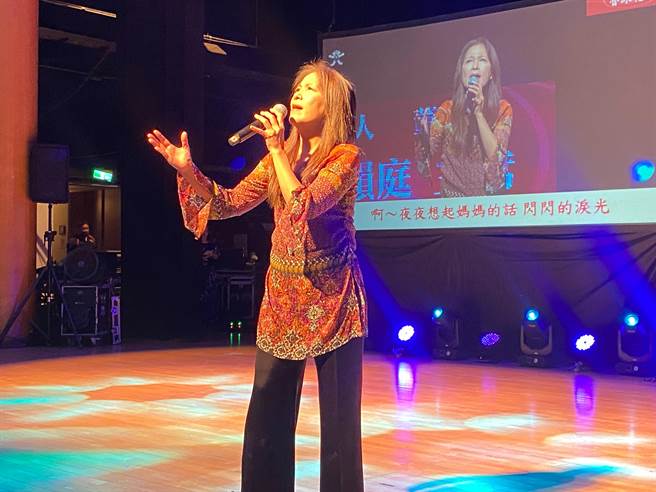 实力派歌手曾淑勤一登场就带来着名的「鲁冰花」，让台下志工听的是如痴如醉。（陈育贤摄）