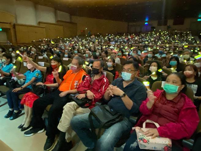 《让孝顺成为一种习惯》公益演唱会让台下听眾是听的如痴如醉，意犹未尽。（陈育贤摄）