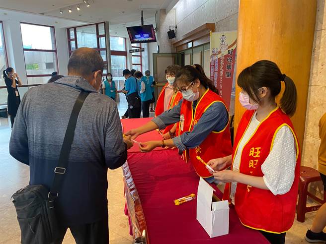 《让孝顺成为一种习惯》公益演唱会邀请新竹市各行各业、各领域、机关劳苦功高的志工伙伴、家属共同欣赏、聆听由多位知名歌手带来的美妙旋律与歌声。（陈育贤摄）