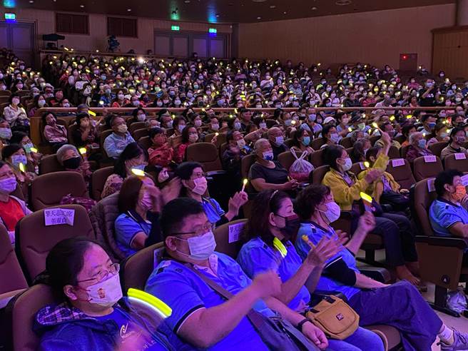 《让孝顺成为一种习惯》公益演唱会让台下听眾是听的如痴如醉，意犹未尽。（陈育贤摄）