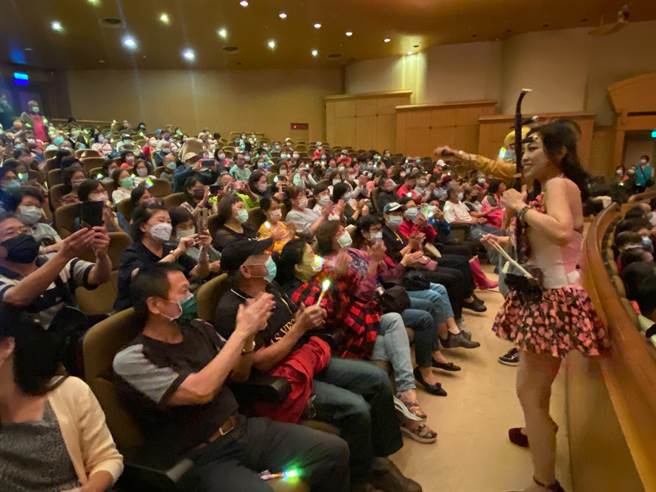 二胡女神冯启洁掀开序幕，带来多首古典乐器融合流行乐的精彩演奏曲，冯启洁还特别即兴下台演奏并与志工互动，立即将现场气氛炒热。（陈育贤摄）