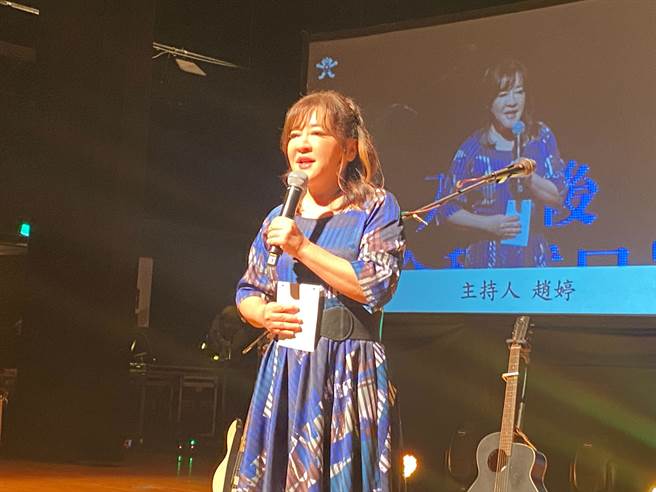 演唱会由主持人赵婷串起全场，其幽默风趣的主持，也让台下笑声不断。（陈育贤摄）