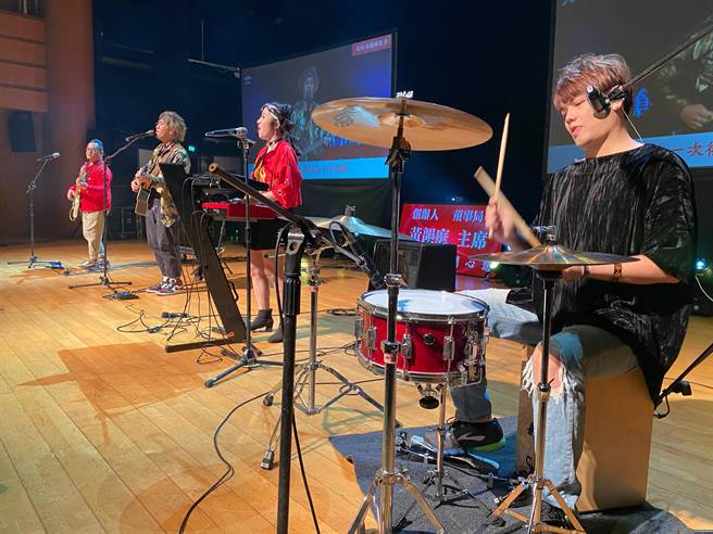 卡尼特「KaNiT」乐团带来已故歌友张雨生的「我的未来不是梦」、「大海」等经典名曲以及动感的「痴情玫瑰花」。（陈育贤摄）