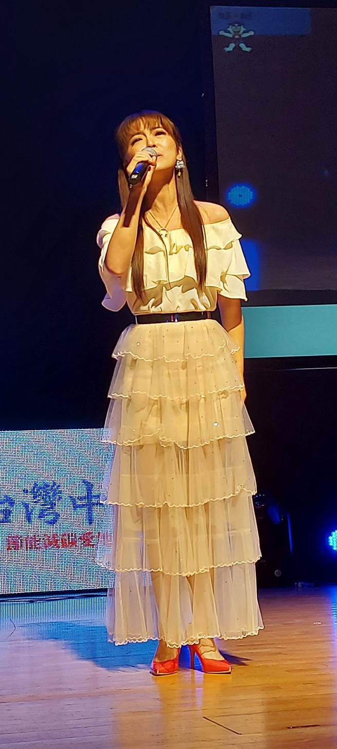 翁钰钧带来苏芮摇滚名曲「酒矸通卖无」、陈淑华的「梦醒时分」以及台语歌后黄乙玲的「水泼落地难收回」。（陈育贤摄）