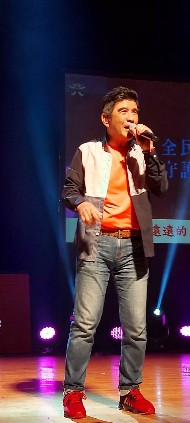 压轴则是校园名歌手兼资深作词作曲家叶佳修带来踏着夕阳归去、乡间的小路等名曲。（陈育贤摄）