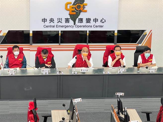 蘇貞昌視察中央災害應變中心。（王揚傑攝）